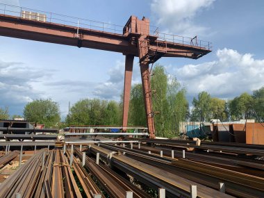 Bir sürü paslı metal profili var..