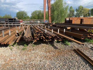 Depoda bir sürü metal kiriş var..