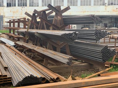 İnşaat alanında metal kirişler profili.