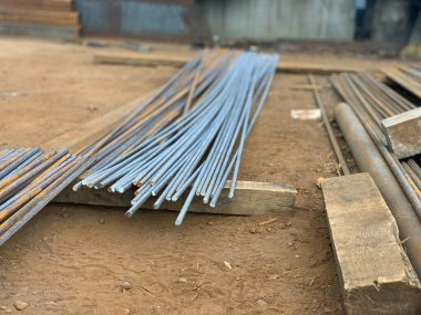 Uzun kaburgalı ve enine çıkıntılı çelik yapı takviyesi. İnşaat alanında beton takviyesi..