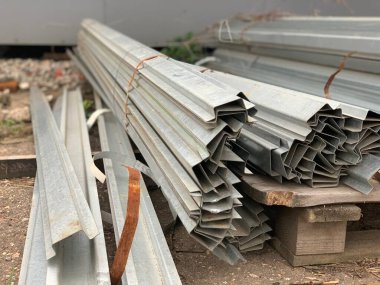 İnşaat alanında metal kirişler profili.