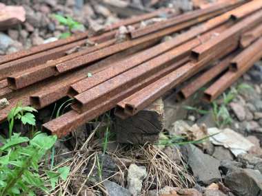 İnşaat alanında metal kirişler profili.