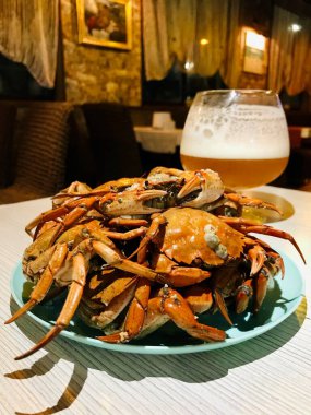 Kaynamış yengeç ve bira. Bira çerezi. Deniz ürünleri..