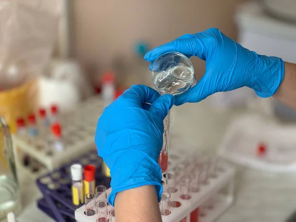 Вчені Проводять Лабораторні Аналізи Зразках Крові Тестові Трубки Крові — стокове фото
