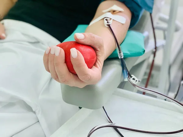 Крупный План Донора Крови Сжимает Красное Сердце Руке Всемирный День — стоковое фото