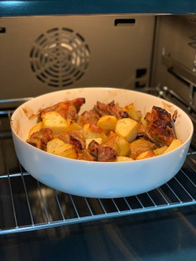 Etli patatesler fırında pişirilir..