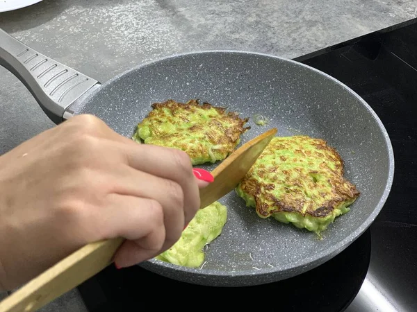 Processen Att Steka Potatispannkakor Pannkakor Från Zucchini Matlagning — Stockfoto