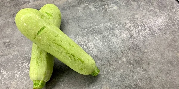 Dos Jóvenes Calabacines Verdes Sobre Fondo Gris Lugar Para Texto — Foto de Stock