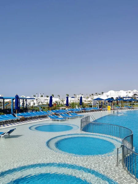 Vista Della Piscina Con Sedie Sdraio Contro Cielo Blu — Foto Stock