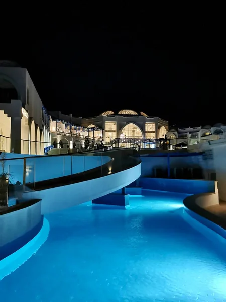 有游泳池的夜间旅馆 度假背景 假期的概念 — 图库照片