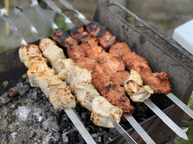 Terbiye edilmiş et şiş kebabı kömür ızgarasında pişirilir. Izgara et. Et barbeküsü..