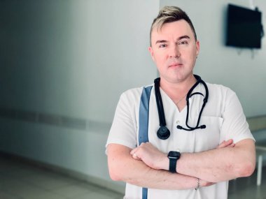 Beyaz arka planda genç bir doktor..