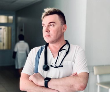 Beyaz arka planda genç bir doktor..