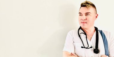 Beyaz arka planda genç bir doktor..