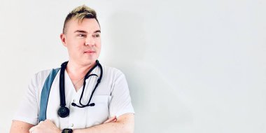 Beyaz arka planda genç bir doktor..