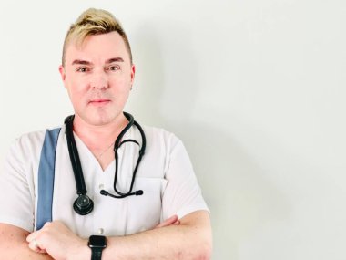 Beyaz arka planda genç bir doktor..