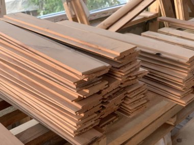 Kaplama için ahşap kalaslar. Kulübe yapmak için tahta bloklar. Kereste inşaat alanında yatıyor..