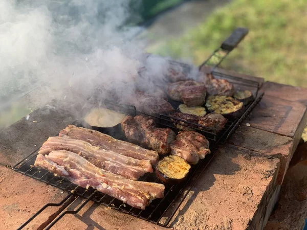 烤肉的过程 烤猪肉软骨素 猪肉沙士力克 — 图库照片