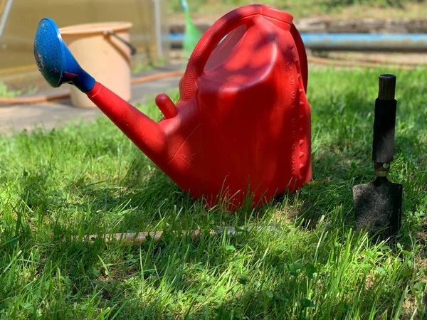 Die Gartengeräte Liegen Auf Dem Boden Gießkanne — Stockfoto