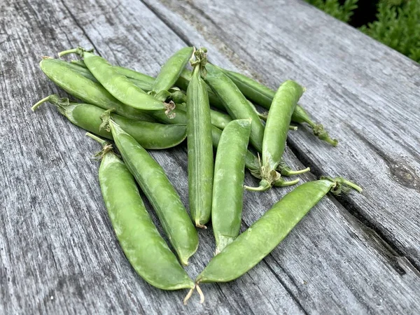 Pods Green Peas Lie Wooden Background — Stock fotografie