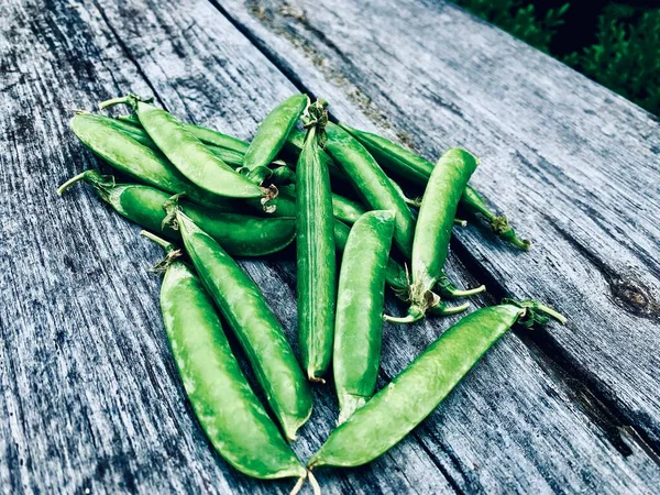 Vainas Guisantes Verdes Encuentran Sobre Fondo Madera — Foto de Stock