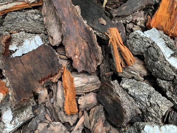 Mulchen Von Beeten Mit Mulch Aus Natürlicher Nadelrinde Natürlicher Mulch — Stockfoto