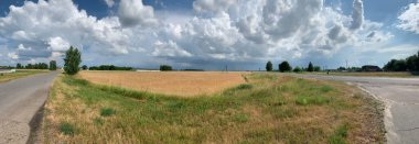 Yazın bulutlu alan panoramik görünümü.