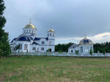Yazın altın kubbeli Beyaz Ortodoks Kilisesi.