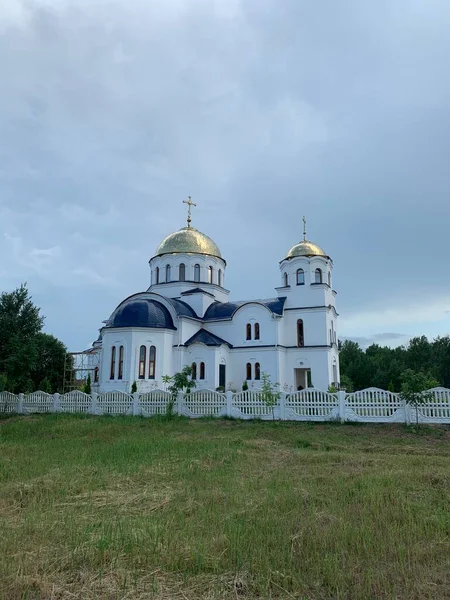 Белая Православная Церковь Золотыми Куполами Летом — стоковое фото