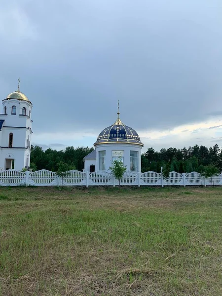 Белая Православная Церковь Золотыми Куполами Летом — стоковое фото