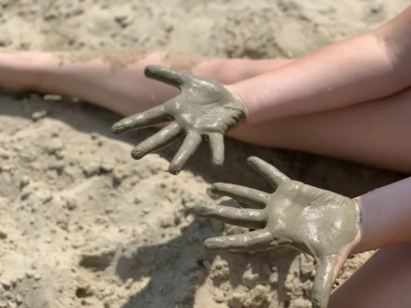 Menina Brinca Com Areia Mancha Mãos Mãos Praia Areia Molhada — Fotografia de Stock