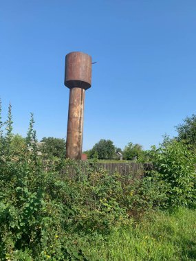 Paslı eski metal su kulesi.