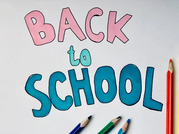 Okula Dönelim Beyaz Arka Planda Renkli Harflerle Yazılmış Yakınlarda Renkli — Stok fotoğraf