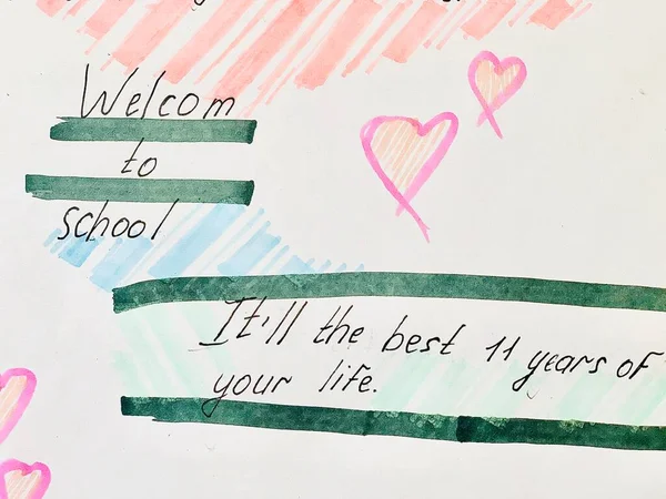 Öğrenci Okul Başlamadan Önce Bir Kağıt Parçasına Yazı Yazıyor — Stok fotoğraf