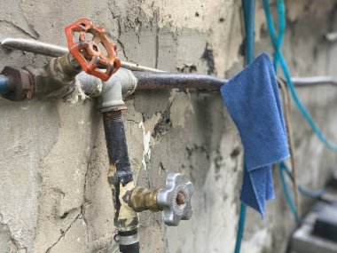 Su vanası borularda açılıyor.