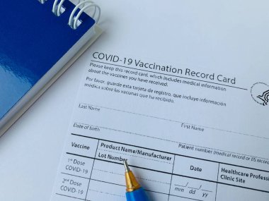 Coronavirus aşı kartı. Covid-19 'la mücadele kavramı. Koronavirüse karşı aşı.