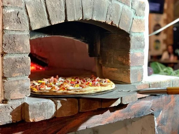 Fırında Odun Ateşinde Pizza — Stok fotoğraf