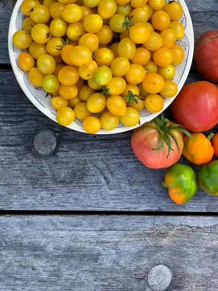 Tomates Maduros Multicoloridos Fundo Madeira Contexto Conceito Vegetariano Lugar Para — Fotografia de Stock