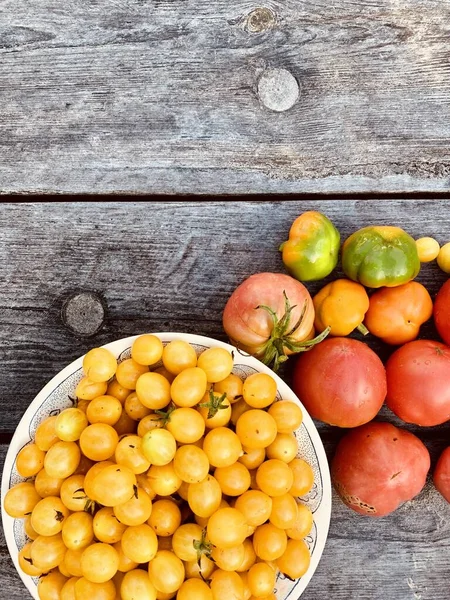 Tomates Maduros Multicoloridos Fundo Madeira Contexto Conceito Vegetariano Lugar Para — Fotografia de Stock