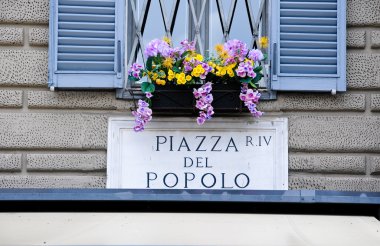 Piazza del Popolo Roma'da gösteren yol klasörler