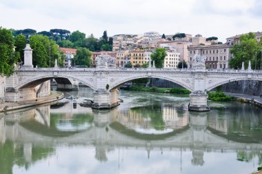 Roma'da Tiber boyunca güzel köprüler