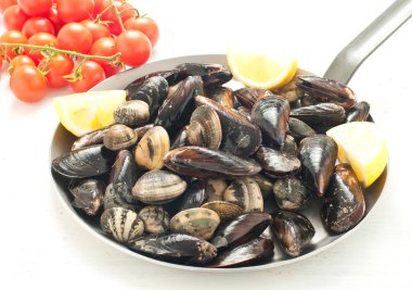 sarımsak ve domates ile bir tavada pişirilmiş midye
