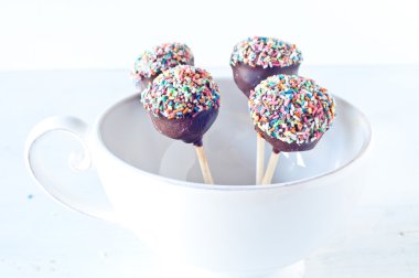 Chupa Chups decorat şeklinde çikolata ile küçük cupcake