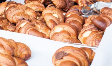 kruvasan reçel, vanilyalı krema ve bal ile grup