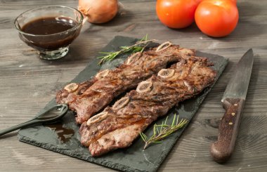 Asado adlı Arjantin stiline göre sığır eti kesip