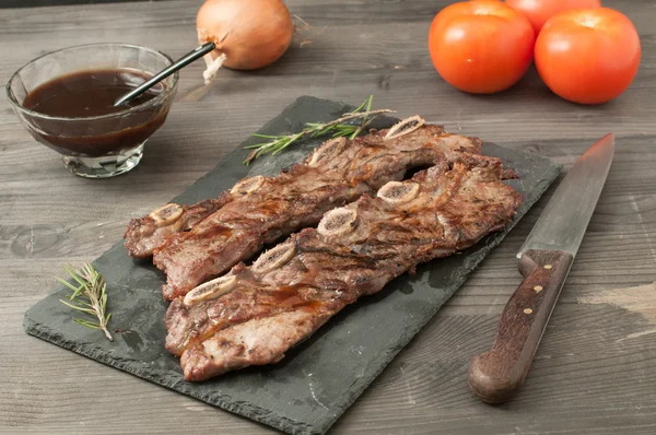 Asado adlı Arjantin stiline göre sığır eti kesip