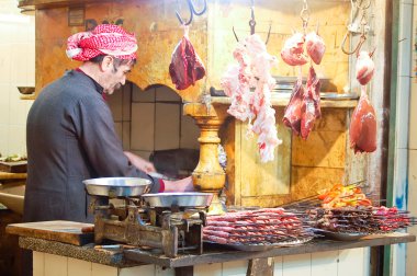 Onun et şiş hazırlamak için çalışan kasap