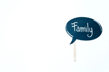 Aile beyaz bir arka plan üzerinde okuma işareti