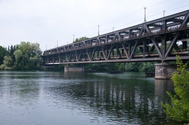 çok güzel bir eski Dövme demir köprü Ticino Nehri üzerinde