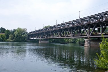 çok güzel bir eski Dövme demir köprü Ticino Nehri üzerinde